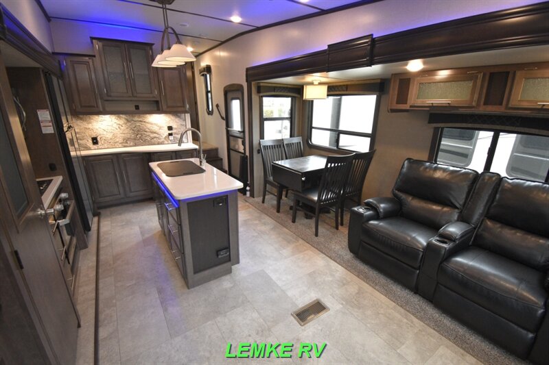 2018 CrossRoads RV Cruiser 339RL   - Photo 19 - Rocklin, CA 95677