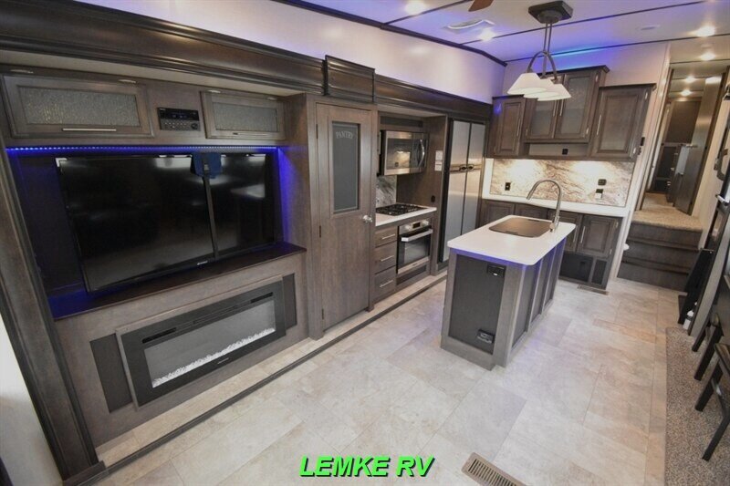 2018 CrossRoads RV Cruiser 339RL   - Photo 13 - Rocklin, CA 95677