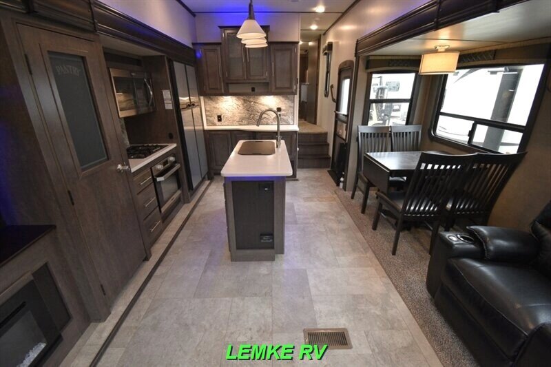 2018 CrossRoads RV Cruiser 339RL   - Photo 5 - Rocklin, CA 95677