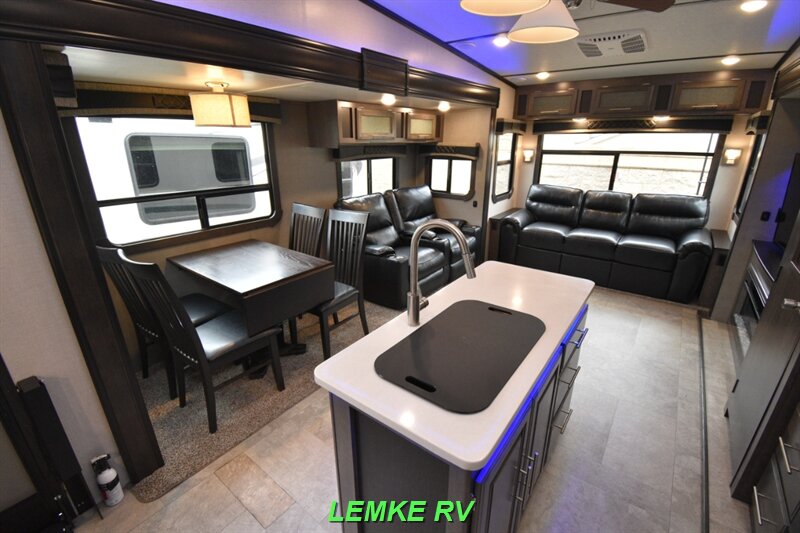 2018 CrossRoads RV Cruiser 339RL   - Photo 12 - Rocklin, CA 95677