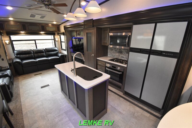 2018 CrossRoads RV Cruiser 339RL   - Photo 10 - Rocklin, CA 95677