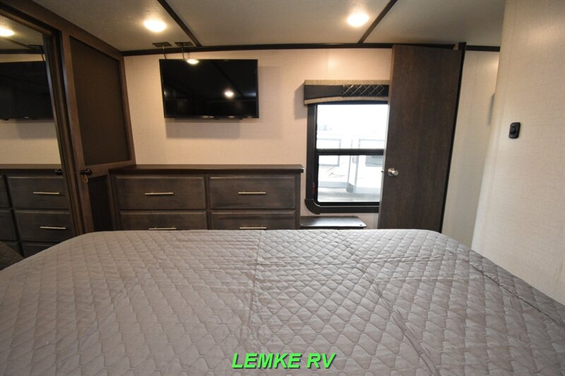 2018 CrossRoads RV Cruiser 339RL   - Photo 18 - Rocklin, CA 95677