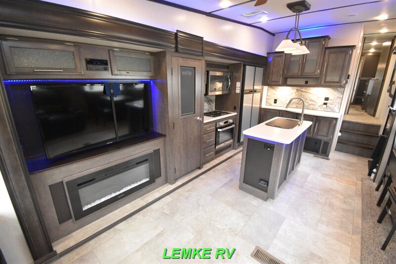 2018 CrossRoads RV Cruiser 339RL   - Photo 15 - Rocklin, CA 95677