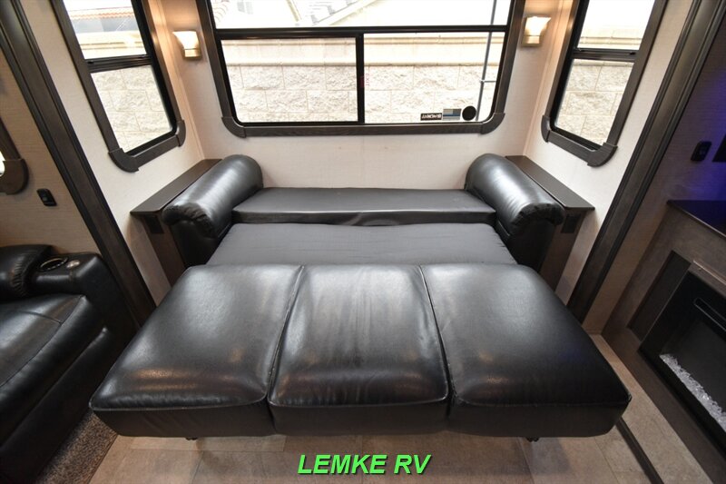 2018 CrossRoads RV Cruiser 339RL   - Photo 23 - Rocklin, CA 95677