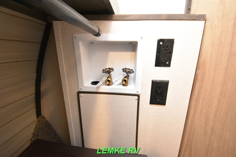 2018 CrossRoads RV Cruiser 339RL   - Photo 25 - Rocklin, CA 95677