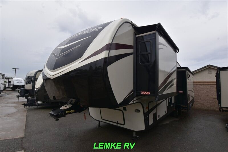 2018 CrossRoads RV Cruiser 339RL   - Photo 6 - Rocklin, CA 95677