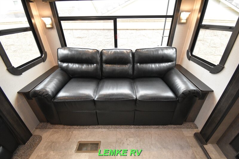 2018 CrossRoads RV Cruiser 339RL   - Photo 20 - Rocklin, CA 95677