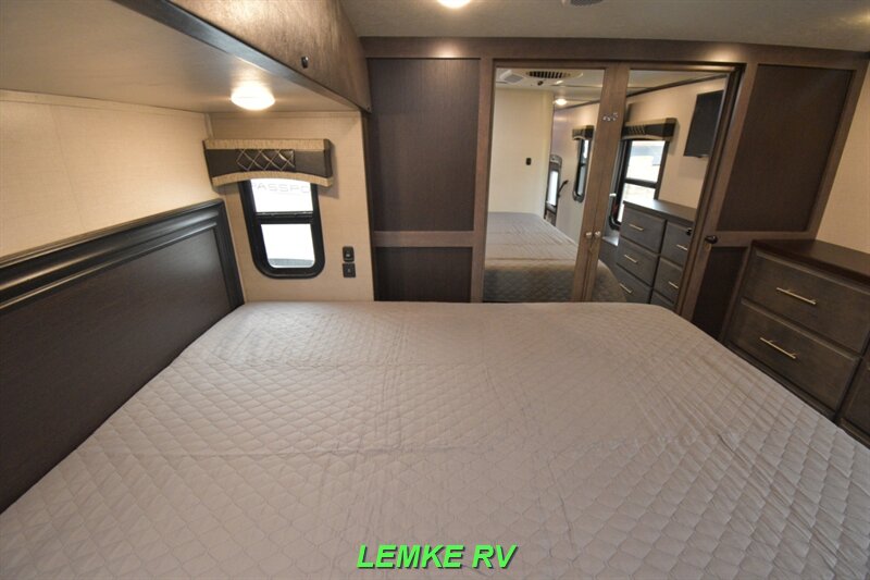 2018 CrossRoads RV Cruiser 339RL   - Photo 17 - Rocklin, CA 95677