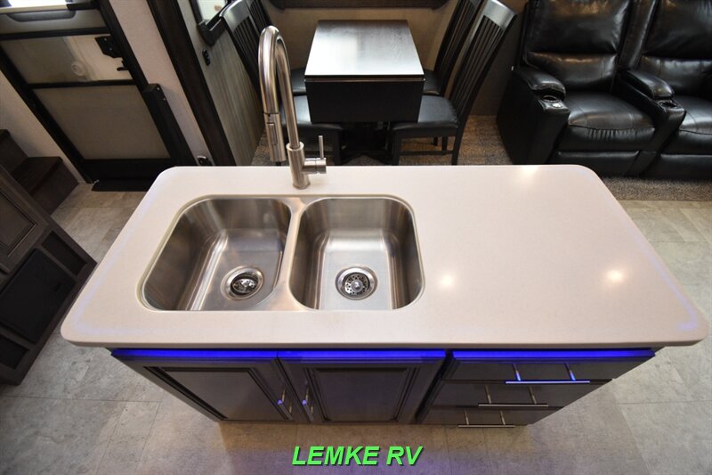 2018 CrossRoads RV Cruiser 339RL   - Photo 21 - Rocklin, CA 95677