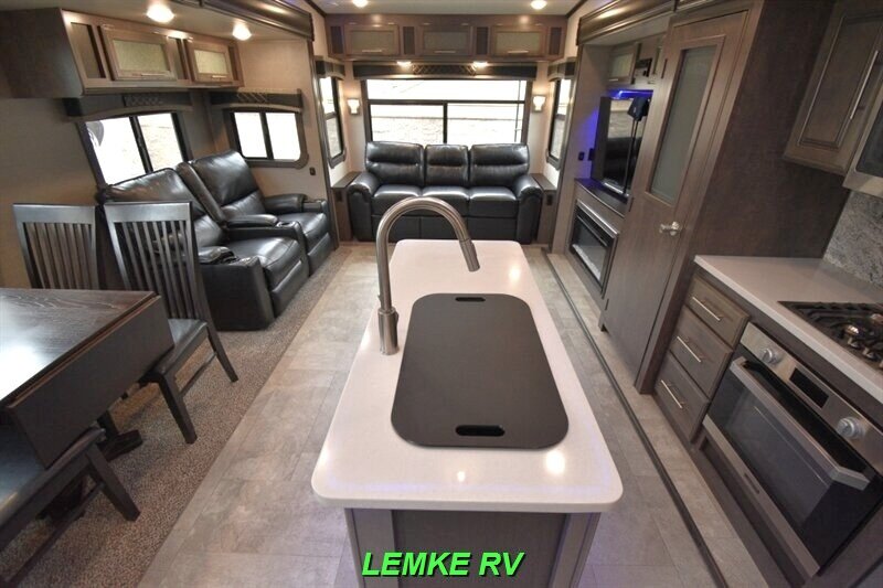 2018 CrossRoads RV Cruiser 339RL   - Photo 2 - Rocklin, CA 95677