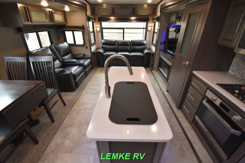 2018 CrossRoads RV Cruiser 339RL   - Photo 2 - Rocklin, CA 95677