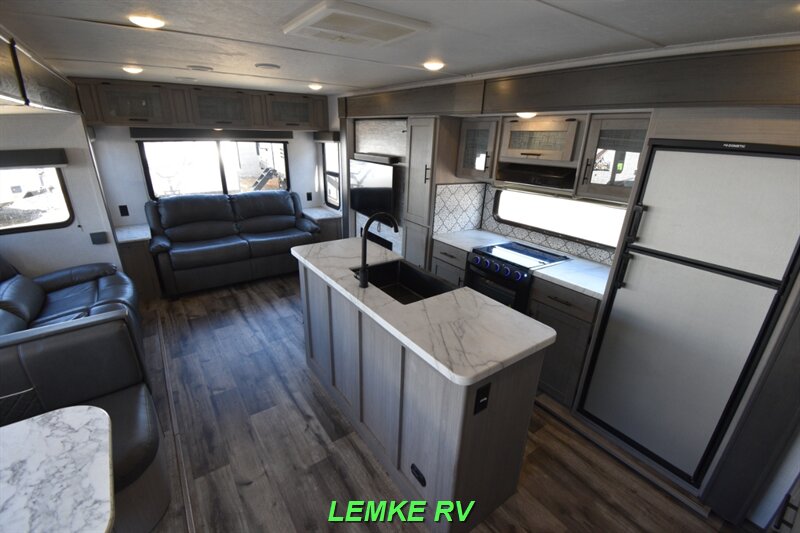 2022 Dutchmen Coleman Light 2955RL   - Photo 9 - Rocklin, CA 95677