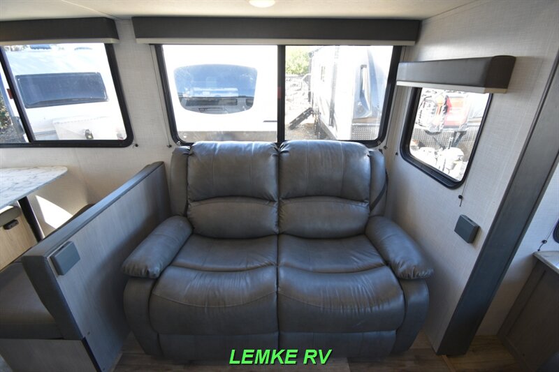 2022 Dutchmen Coleman Light 2955RL   - Photo 16 - Rocklin, CA 95677