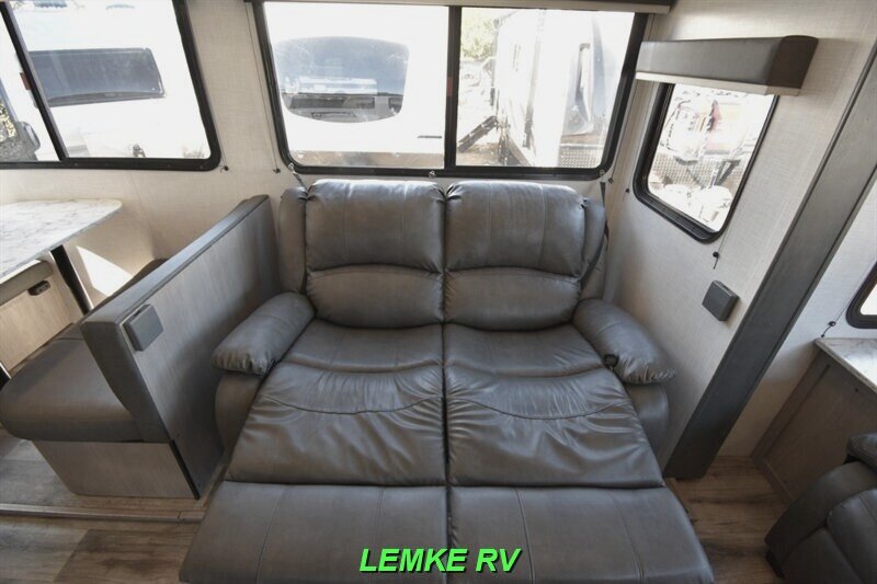 2022 Dutchmen Coleman Light 2955RL   - Photo 24 - Rocklin, CA 95677