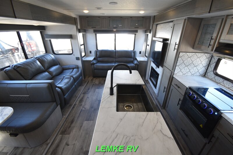 2022 Dutchmen Coleman Light 2955RL   - Photo 2 - Rocklin, CA 95677