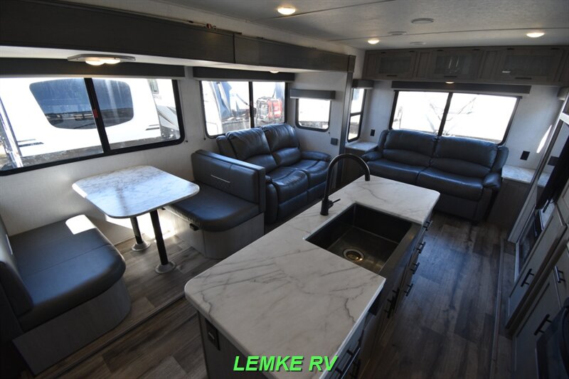 2022 Dutchmen Coleman Light 2955RL   - Photo 11 - Rocklin, CA 95677