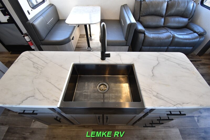 2022 Dutchmen Coleman Light 2955RL   - Photo 15 - Rocklin, CA 95677