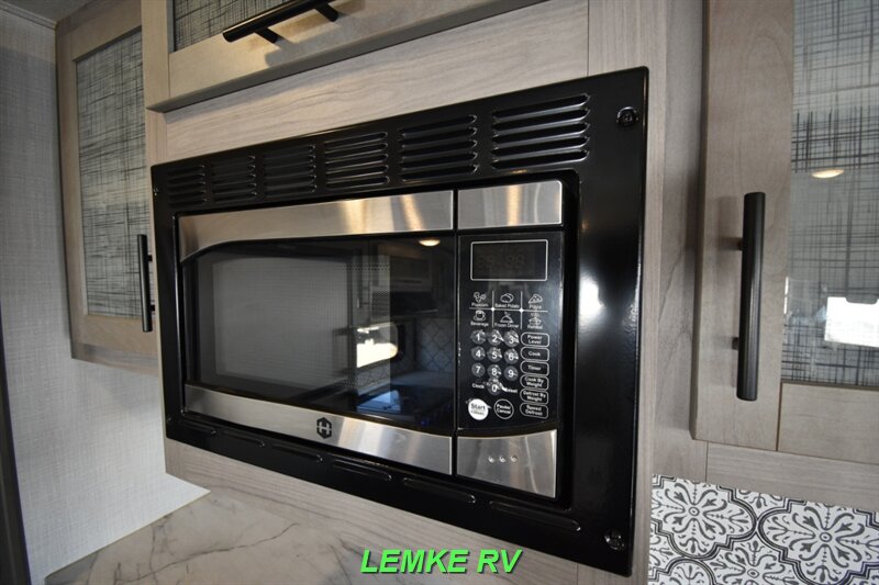 2022 Dutchmen Coleman Light 2955RL   - Photo 23 - Rocklin, CA 95677