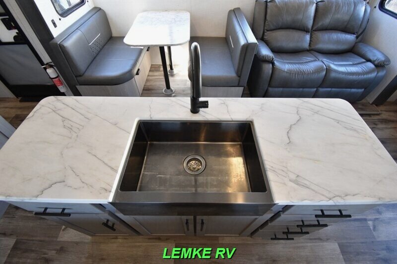 2022 Dutchmen Coleman Light 2955RL   - Photo 15 - Rocklin, CA 95677