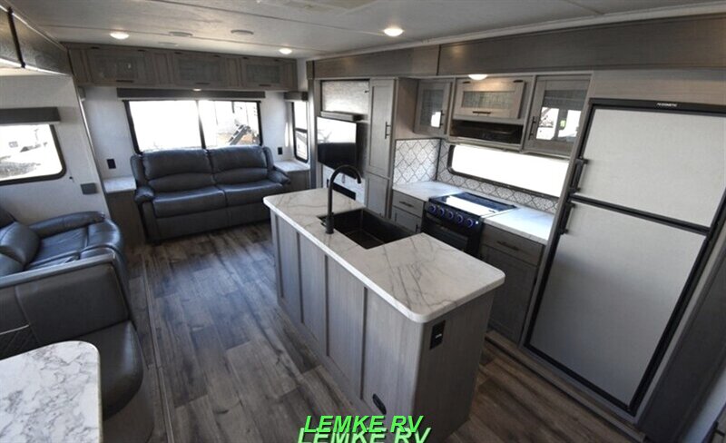 2022 Dutchmen Coleman Light 2955RL   - Photo 9 - Rocklin, CA 95677