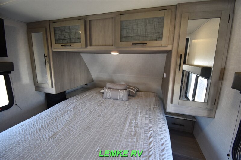 2022 Dutchmen Coleman Light 2955RL   - Photo 19 - Rocklin, CA 95677