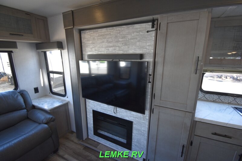 2022 Dutchmen Coleman Light 2955RL   - Photo 22 - Rocklin, CA 95677
