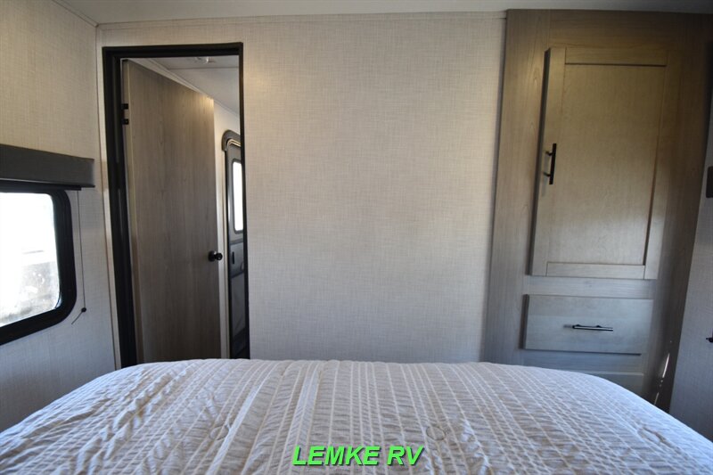 2022 Dutchmen Coleman Light 2955RL   - Photo 21 - Rocklin, CA 95677