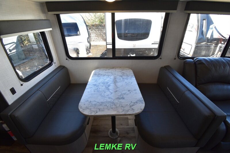 2022 Dutchmen Coleman Light 2955RL   - Photo 17 - Rocklin, CA 95677
