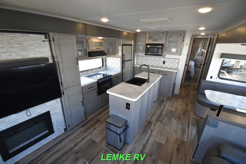 2022 Dutchmen Coleman Light 2955RL   - Photo 13 - Rocklin, CA 95677