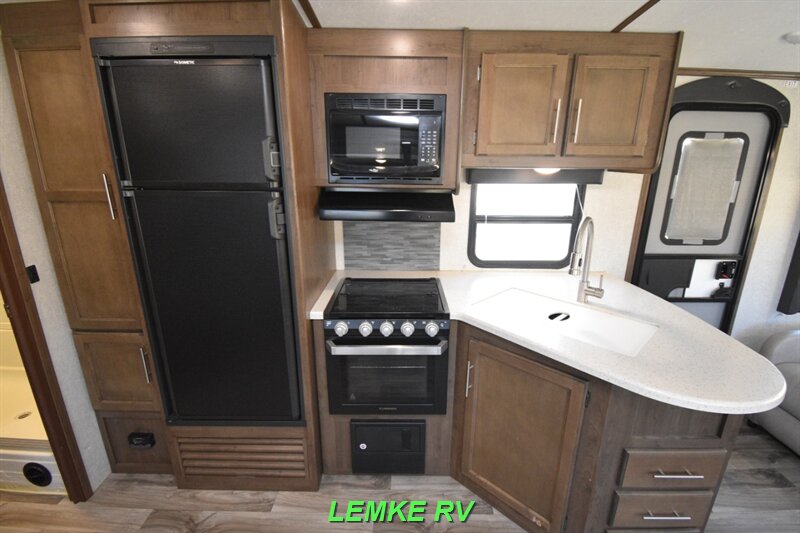 2019 Keystone Cougar Half-Ton 29RLDWE   - Photo 14 - Rocklin, CA 95677