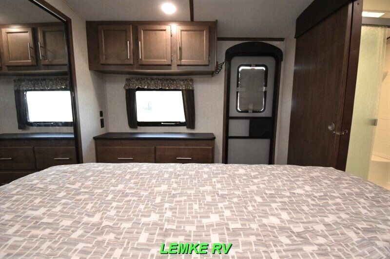 2019 Keystone Cougar 29RLD   - Photo 19 - Rocklin, CA 95677