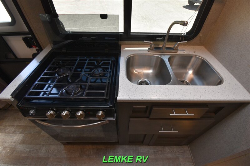 2020 Forest River Rockwood Mini Lite 2104S   - Photo 17 - Rocklin, CA 95677