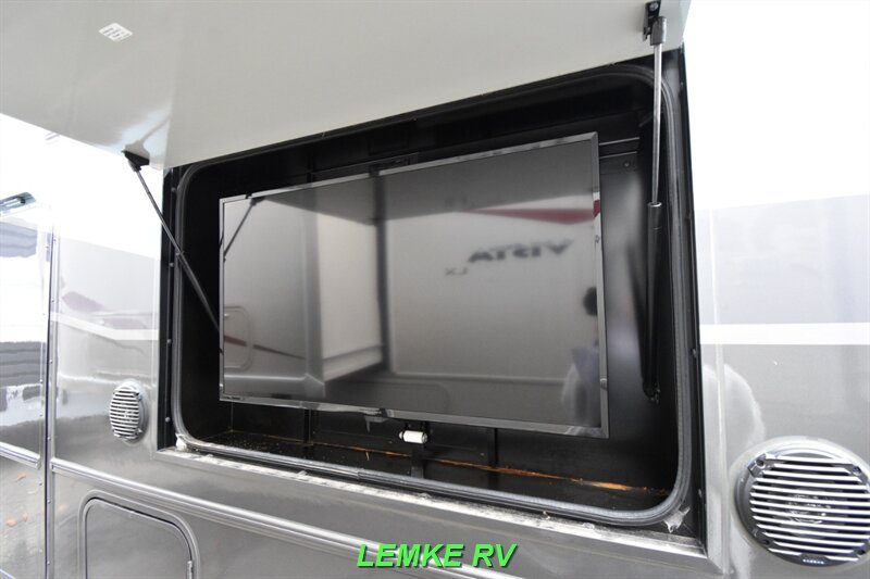 2023 Winnebago Sunstar 29NP   - Photo 10 - Rocklin, CA 95677