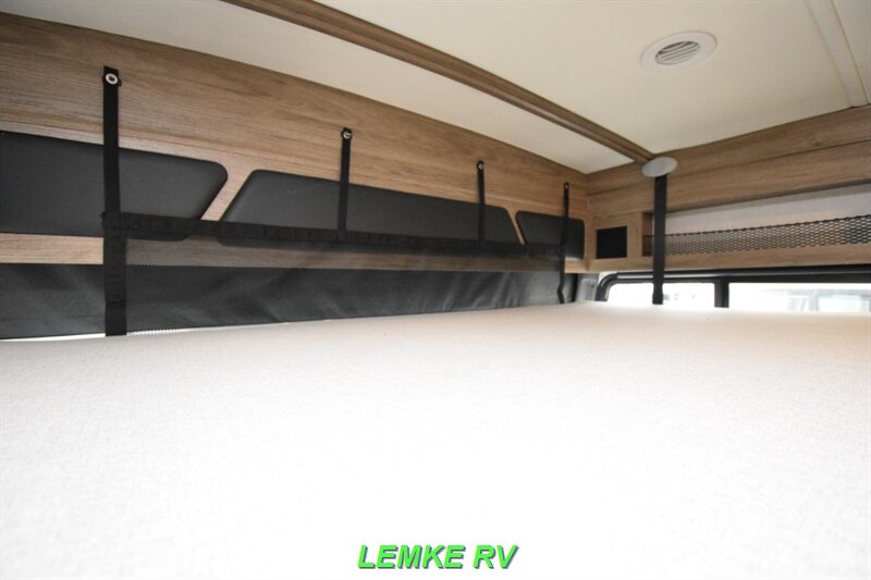 2023 Winnebago Sunstar 29NP   - Photo 15 - Rocklin, CA 95677
