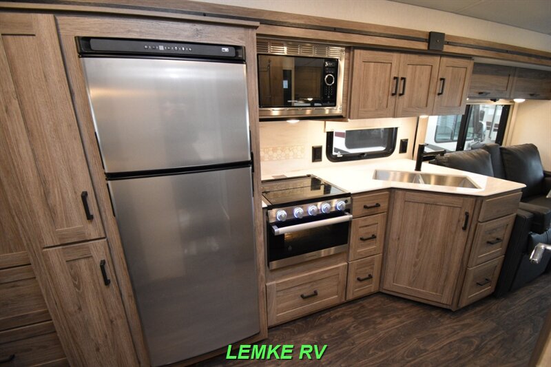 2023 Winnebago Sunstar 29NP   - Photo 13 - Rocklin, CA 95677