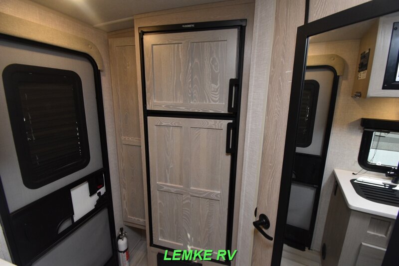 2022 Forest River Flagstaff Micro Lite 21FBRS   - Photo 15 - Rocklin, CA 95677