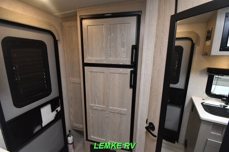 2022 Forest River Flagstaff Micro Lite 21FBRS   - Photo 14 - Rocklin, CA 95677