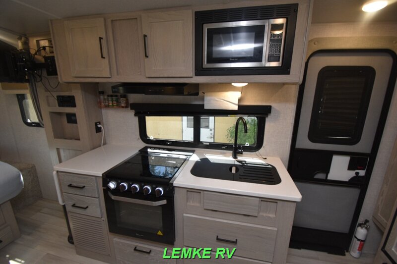 2022 Forest River Flagstaff Micro Lite 21FBRS   - Photo 16 - Rocklin, CA 95677