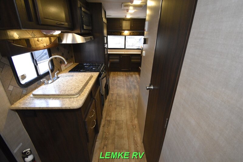 2017 Pacific Coachworks Surf Side 23RLS   - Photo 5 - Rocklin, CA 95677