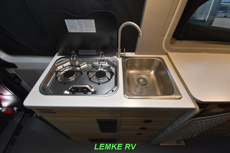 2024 Winnebago Solis Pocket 36A   - Photo 15 - Rocklin, CA 95677