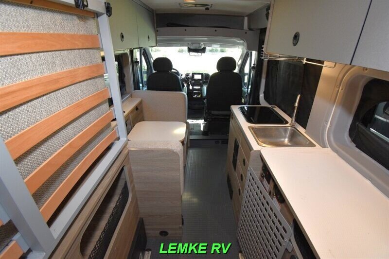 2024 Winnebago Solis Pocket 36A   - Photo 5 - Rocklin, CA 95677