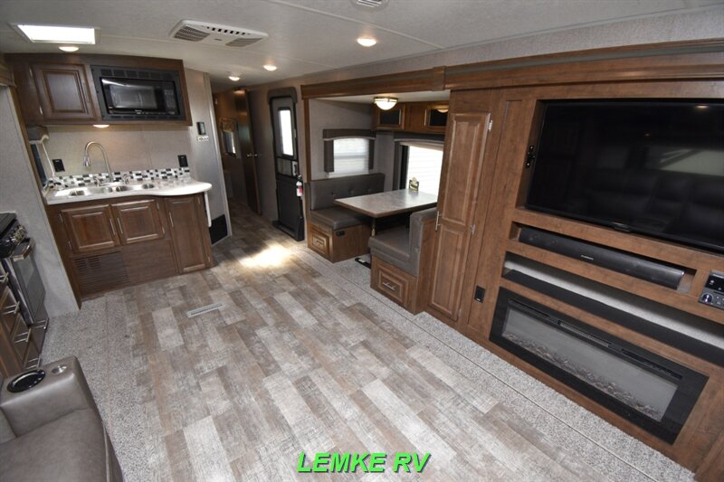 2019 Forest River Rockwood Ultra Lite 2906RS   - Photo 12 - Rocklin, CA 95677
