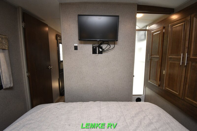 2019 Forest River Rockwood Ultra Lite 2906RS   - Photo 19 - Rocklin, CA 95677
