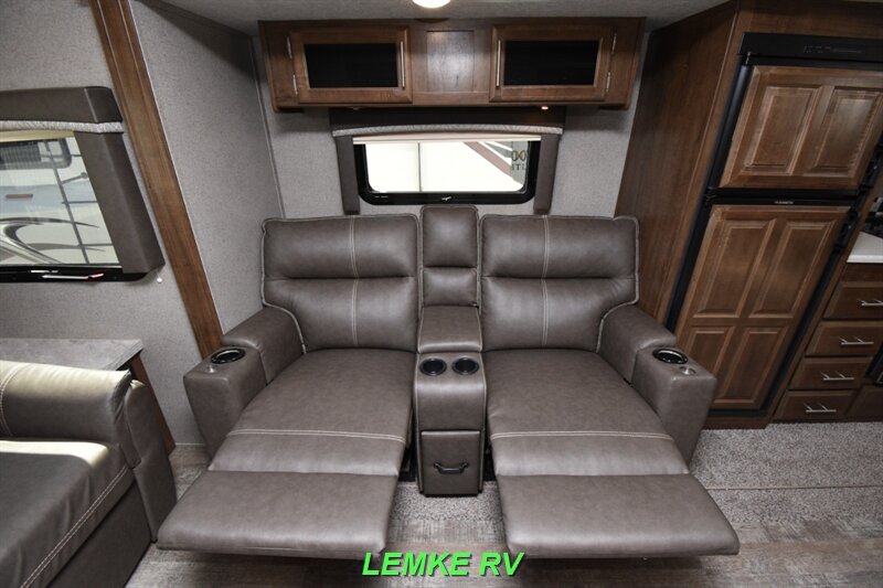 2019 Forest River Rockwood Ultra Lite 2906RS   - Photo 23 - Rocklin, CA 95677