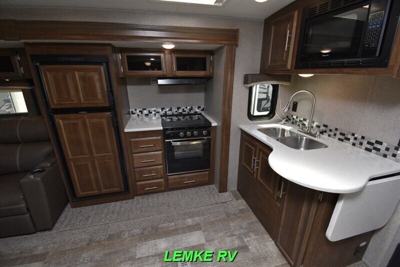 2019 Forest River Rockwood Ultra Lite 2906RS   - Photo 15 - Rocklin, CA 95677