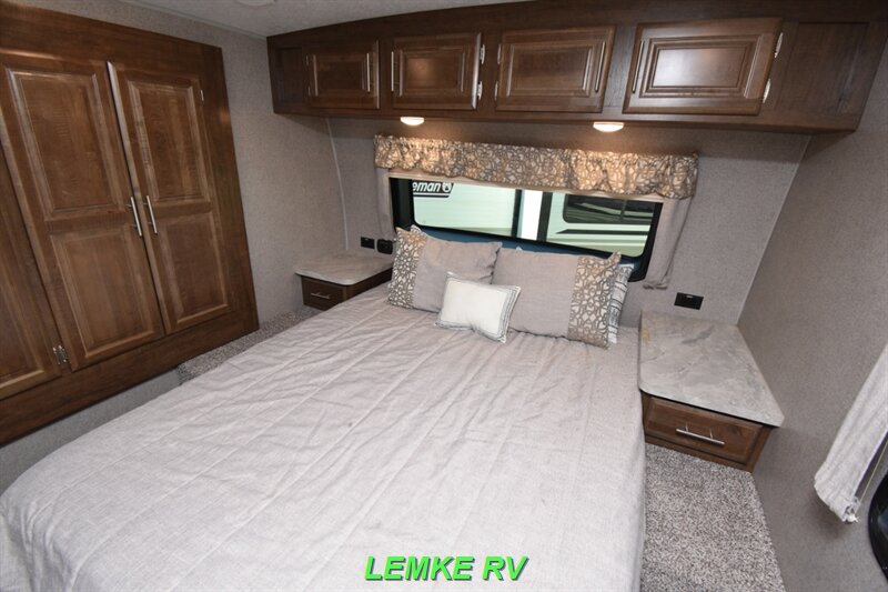 2019 Forest River Rockwood Ultra Lite 2906RS   - Photo 17 - Rocklin, CA 95677