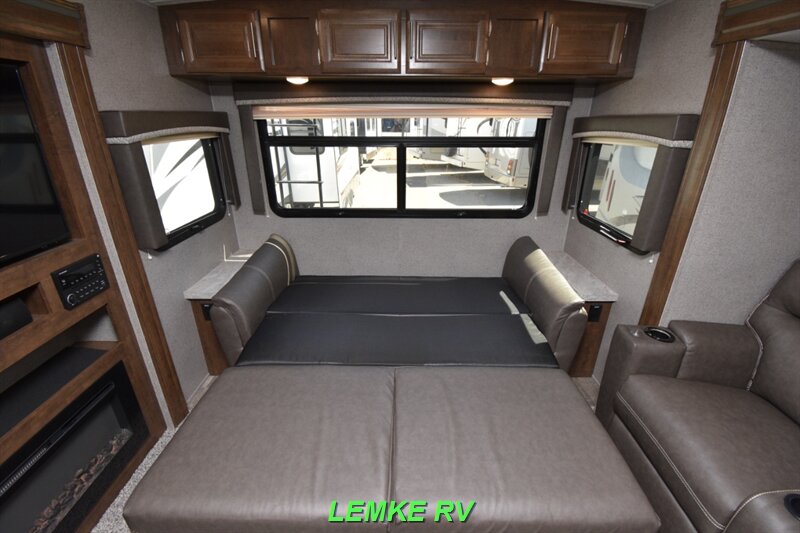 2019 Forest River Rockwood Ultra Lite 2906RS   - Photo 25 - Rocklin, CA 95677