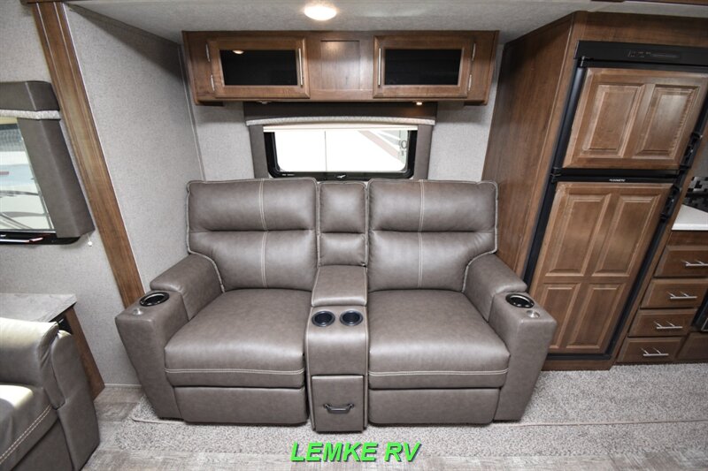 2019 Forest River Rockwood Ultra Lite 2906RS   - Photo 22 - Rocklin, CA 95677