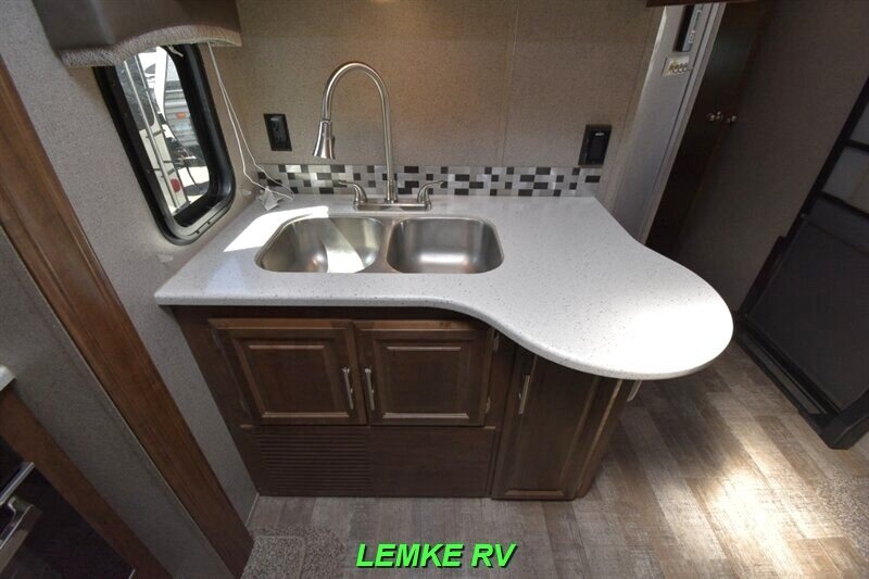 2019 Forest River Rockwood Ultra Lite 2906RS   - Photo 16 - Rocklin, CA 95677