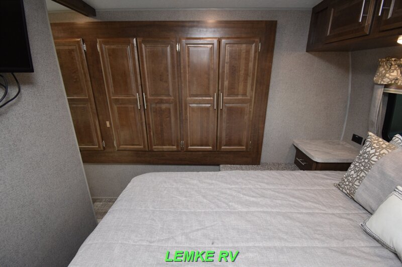 2019 Forest River Rockwood Ultra Lite 2906RS   - Photo 18 - Rocklin, CA 95677